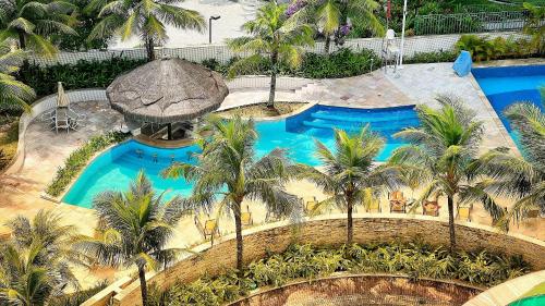una vista aérea de una piscina del complejo con palmeras en Lohaip Residences Med Barra, en Río de Janeiro