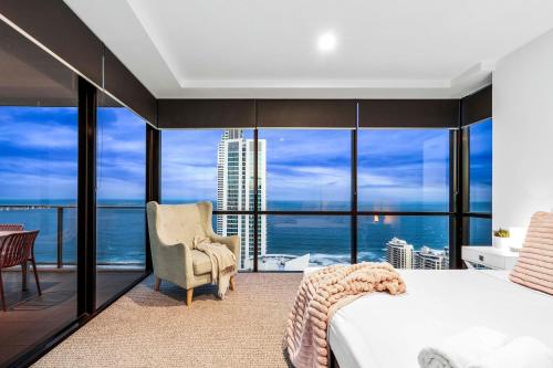 1 dormitorio con vistas al océano en High Floor Ocean Views - Circle on Cavill - Wow Stay en Gold Coast