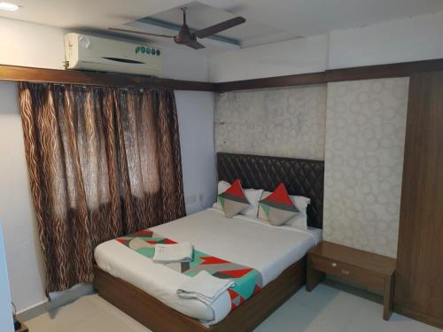 Säng eller sängar i ett rum på Khaleej Residency, Mount Road