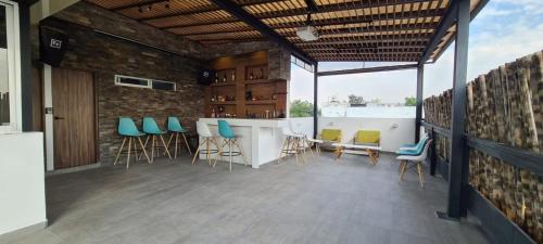 un bar en la azotea de un edificio con sillas en Cálida casa pet friendly, CDMX, en Ciudad de México