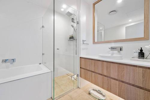 a bathroom with a shower and a sink at Mi Casa Magenta in Magenta