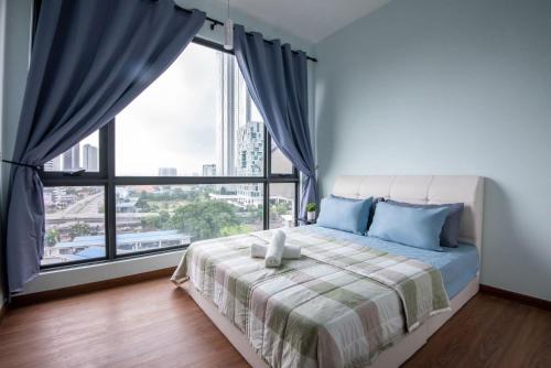 Ein Bett oder Betten in einem Zimmer der Unterkunft A Stylish & Cozy 2BR Apt in JB FREE Parking