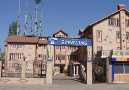 un edificio con un letrero de la calle delante de él en Hotel Sterling , Srinagar, en Srinagar