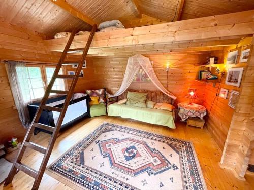 Your Cutest Saaremaa Escape and Sauna. Very Private. في Ruhve: غرفة بسرير بطابقين وسلم في كابينة