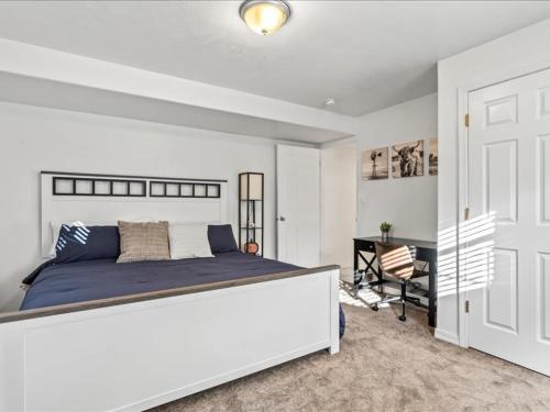 1 dormitorio con 1 cama grande y puerta blanca en Heber Apartment Hideaway en Heber City