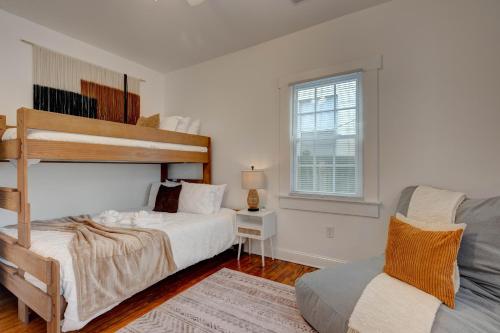 1 dormitorio con litera y silla en Peaceful Park Circle Getaway, en Charleston