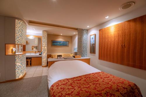 una camera d'albergo con letto e cucina di EIGHT PRINCE HOTEL -Adult Only- a Tokorozawa