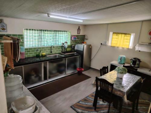 Nhà bếp/bếp nhỏ tại Sri MaLati Homestay and Event Space