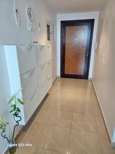 pasillo con puerta y suelo de baldosa en Ajman Cornish Residence, en Ajman
