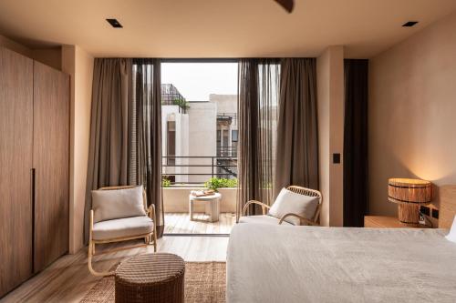 Postel nebo postele na pokoji v ubytování BESPOKE, member of Small Luxury Hotels