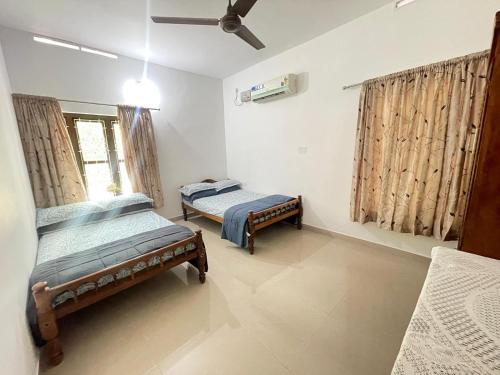 מיטה או מיטות בחדר ב-Mavalikara City Staycation