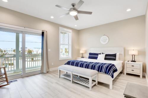 a bedroom with a bed and a balcony at The Minty Pearl in Mexico Beach