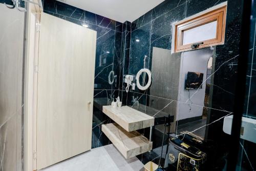 bagno con lavandino e specchio di Homestay Bingo LaGi 2 a Tân Tạo