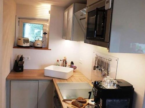 una pequeña cocina con fregadero y encimera en Nice apartment in Sasbachwalden, en Sasbachwalden