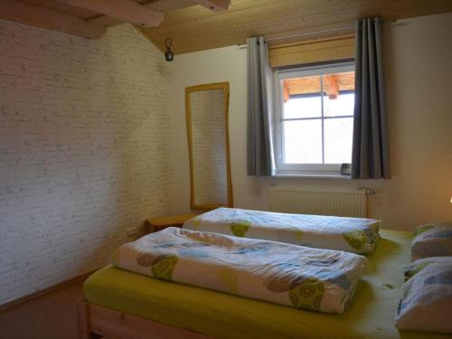 2 camas en una habitación con ventana en Holiday apartment Schiechtele 2 en Pfronten