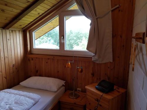 een kleine slaapkamer met een bed en een raam bij Lovely apartment in Extertal in Extertal