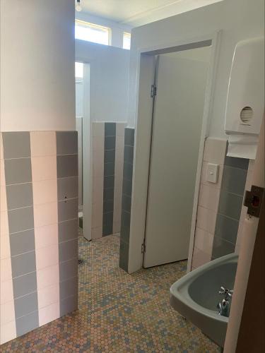 a bathroom with a sink and a toilet and a tub at Rod 'N' Reel Hotel Motel Woodburn in Woodburn