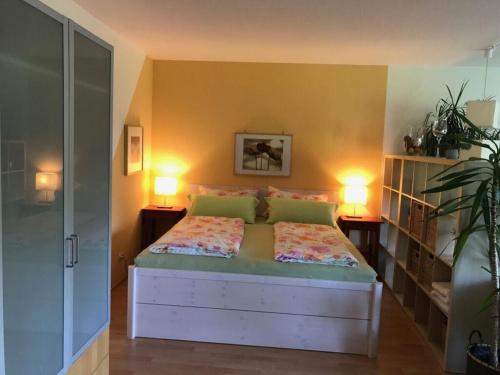 - une chambre avec un lit et 2 lampes sur 2 tables dans l'établissement Apartment 2 Mainblick Brigitte, 