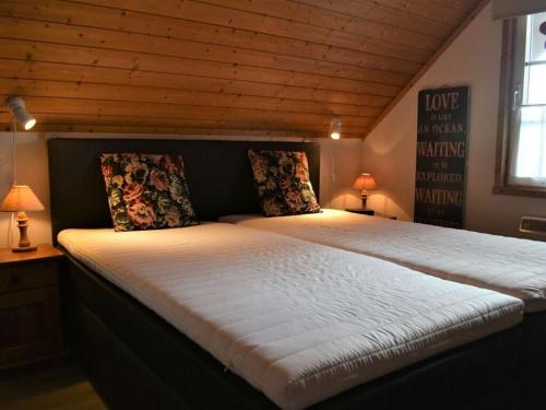 a large bed in a room with two lamps at Cosy apartment in Userin in Userin