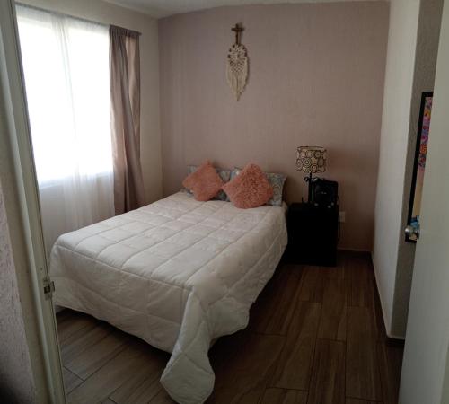1 dormitorio con 1 cama con sábanas blancas y ventana en Encanto, en Atapaneo