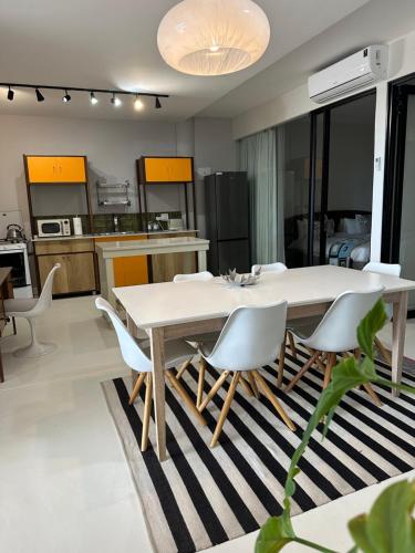 een keuken met een eettafel en stoelen bij Constantia View Apartments OPERATIONAL DURING LOADSHEDDING in Kaapstad