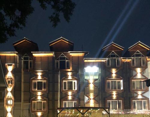 ein Gebäude mit Lichtern in der Nacht in der Unterkunft HOTEL K2 INN , Srinagar in Srinagar