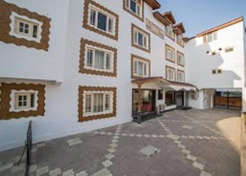 un gran edificio blanco con patio en HOTEL K2 INN , Srinagar, en Srinagar