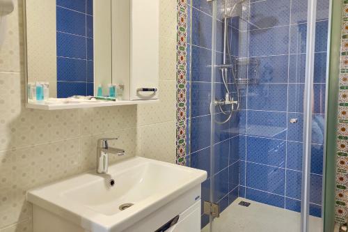 Bilik mandi di LaCasa Hotel
