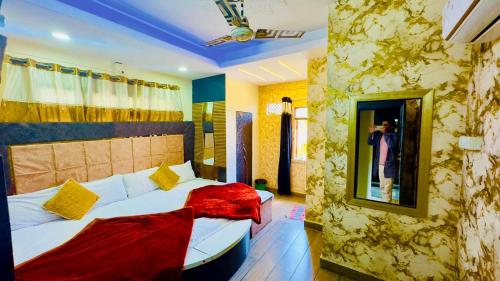 sypialnia z 2 łóżkami i zdjęciem na ścianie w obiekcie New G P Guest house w mieście Ujjain
