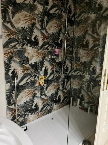 a bathroom with a black and brown wallpaper at 列支敦士登城堡下的别墅 in Maria Enzersdorf