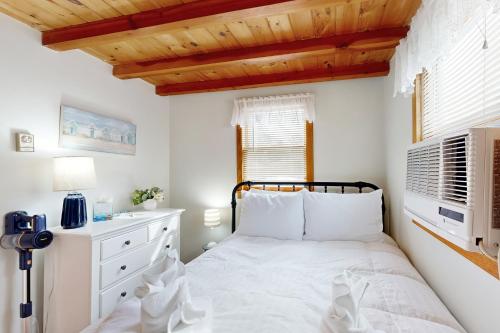 - une petite chambre avec un lit et une fenêtre dans l'établissement Cozy Escape on the Cape, à Eastham