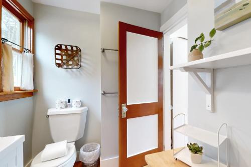 La salle de bains est pourvue de toilettes et d'une fenêtre. dans l'établissement Cozy Escape on the Cape, à Eastham