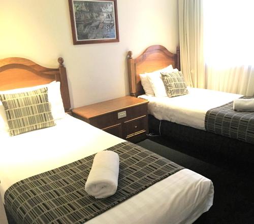 Ένα ή περισσότερα κρεβάτια σε δωμάτιο στο Best Western Ambassador Motor Inn & Apartments