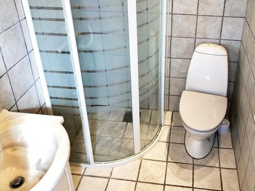 łazienka z toaletą i umywalką w obiekcie Holiday home Middelfart IV w mieście Middelfart