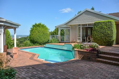 una piscina di fronte a una casa di Athlone Lodge a Pietermaritzburg