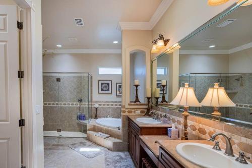 Un baño con dos lavabos y un espejo grande. en Luxury Residential Estates Pool Spa Firepit, en Lake Havasu City