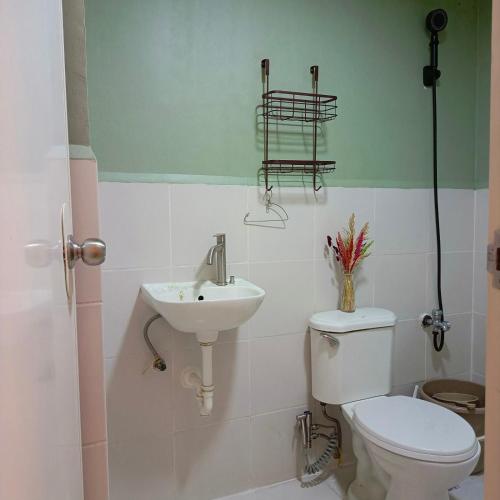 マニラにあるSave roomのバスルーム(トイレ、洗面台付)