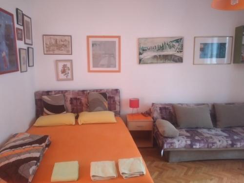 sala de estar con sofá y mesa en Orange Place Studio, en Belgrado