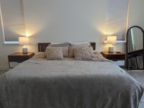 - une chambre avec un grand lit et 2 tables de chevet dans l'établissement Modern, Spacious & Relaxing Home in Sparks, NV, à Sparks