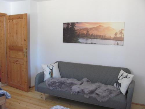 a living room with a couch and a painting on the wall at #6 Helles sonniges Zimmer mit 2 Betten,Sofa W-Lan frei Airport nah gelegen mit WG Bad in Trunkelsberg