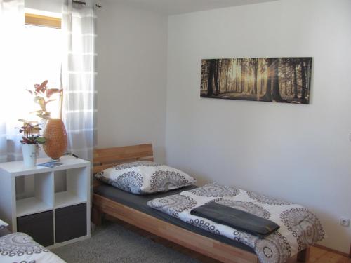 1 dormitorio con 1 cama y una foto en la pared en #6 Helles sonniges Zimmer mit 2 Betten,Sofa W-Lan frei Airport nah gelegen mit WG Bad, en Trunkelsberg