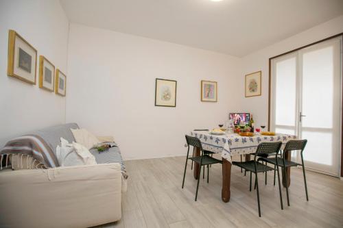 sala de estar con mesa con sillas y sofá en Casa Del Lago - Happy Rentals, en Desenzano del Garda