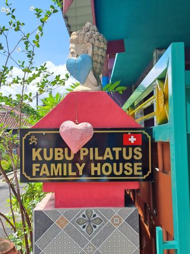 een bord voor een kubu philippines familiehuis bij Kubu Pilatus – Family House Lombok in Tjakranegara