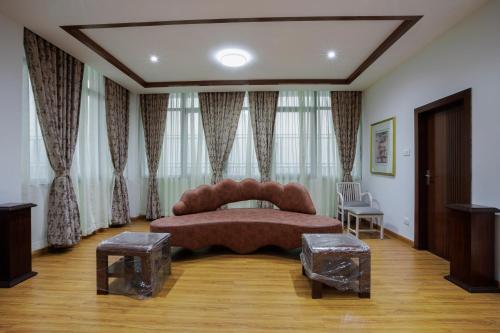 1 dormitorio con sofá grande y 2 mesas en Athilaya Residency, en Katmandú