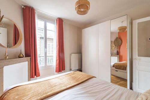 une chambre avec un lit et un grand miroir dans l'établissement MM Suites Centre Bacquenois, à Reims