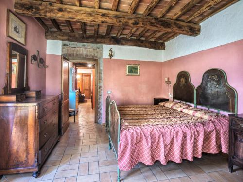 um quarto com uma cama grande num quarto em Agriturismo I Cerretelli em Barga