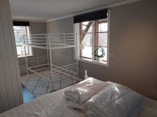 ein Schlafzimmer mit einem Etagenbett und einer Leiter in der Unterkunft Mysig stuga in Orsa