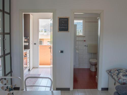 een keuken met een deur naar een badkamer bij Apartment Portorosa Residence in Torre Forte