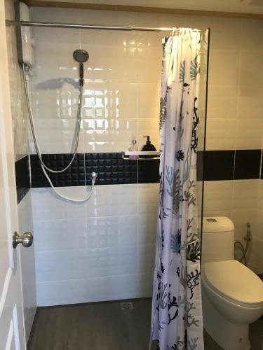 y baño con aseo y cortina de ducha. en Marigold Aonang Resort, en Ao Nang Beach