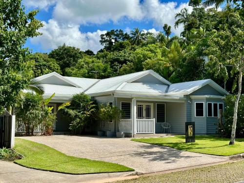 une maison verte avec un toit blanc dans l'établissement Bamboo Villa - Pet friendly luxury Villa next to Botanical Gardens, à Edge Hill
